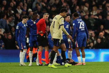 El árbitro del partido, Slavko Vincic, muestra la cartulina roja (doble amarilla) al capitán del Barcelona por una entrada a destiempo a Marc Cucurella.