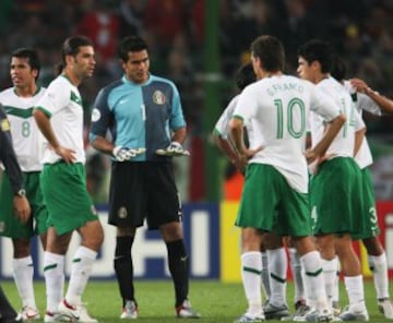 Hombre de confianza de Ricardo La Volpe, 'San Oswaldo' juega su primer Mundial como el arquero titular del Tri, en Alemania 2006. Pese a que días antes del debut en el torneo falleció su padre. 