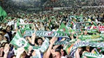 UNA AFICIÓN QUE SE CONFORMA CON POCO. No piden títulos, no los sueñan siquiera. Son del Racing. Y punto. Ocho ascensos a Primera y la clasificación europea en 2008 sacaron a la calle al racinguismo.