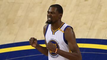 OAKLAND, CA - JUNE 12: Kevin Durant #35 of the Golden State Warriors reacts against the Cleveland Cavaliers during the second half in Game 5 of the 2017 NBA Finals at ORACLE Arena on June 12, 2017 in Oakland, California. NOTE TO USER: User expressly acknowledges and agrees that, by downloading and or using this photograph, User is consenting to the terms and conditions of the Getty Images License Agreement. Ezra Shaw/Getty Images/AFP
== FOR NEWSPAPERS, INTERNET, TELCOS & TELEVISION USE ONLY ==