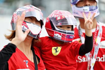 Joven fan de Ferrari con un cascode la escudería italiana.