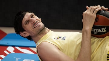 Boban Marjanovic, en un calentamiento con el Fenerbahçe.