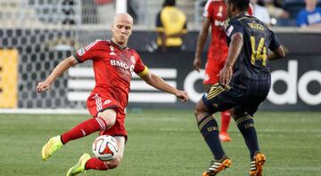 El mítico capitán de la selección de USA gana anualmente con Toronto FC  6, 000, 000.00 de dólares, por año.