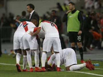 Peru's Jefferson Farfan kneels as he celebrates after scoring his team's first goal during a play-off qualifying match for the 2018 Russian World Cup against New Zealand in Lima, Peru, Wednesday, Nov. 15, 2017. (AP Photo/Rodrigo Abd)