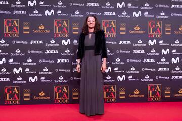 La exjugadora de baloncesto Laia Palau posa en la alfombra roja de la gala del COE.