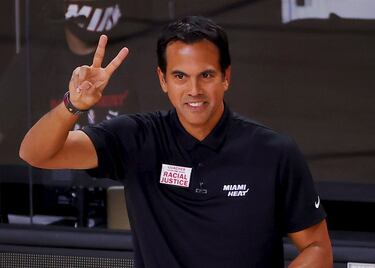 Ya ganó los dos últimos anillos de Miami (2012 y 2013) y está considerado por todos uno de los mejores entrenadores de la NBA actual. dirigirá su quinta final, el sexto que más veces lo ha hecho en la historia empatado con otros dos técnicos. El juego de estos Heat se basa mucho más en el grupo que el del Big Three al que llevó cuatro años seguidos a las Finales. Sin estrellas tan claras como entonces pero con la fuerza de un grupo que ha moldeado a su antojo y que funciona con precisión milimétrica en la pista. Y ha conseguido involucrar a mucha gente, además de los Butler, Dragic, Adebayo y Herro: Crowder, Nunn, Olynyk, Robinson o Igudala, quien jugará sus sextas finales consecutivas. 