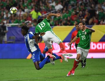 Mexico's Jesus Gallardo (C) defends against Alberth Ells from Honduras (L) during their quarterfinal 2017 CONCACAF Gold Cup match at the University of Phoenix Stadium on July 20, 2017 in Glendale, Arizona. / AFP PHOTO / MARK RALSTON