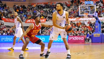 Williams-Goss, base del Real Madrid, defendido por Isaiah Taylor, del UCAM Murcia.