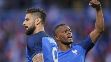 Evra y Giroud celebran un gol.