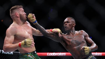 Perth (Australia), 17/08/2024.- Dricus du Plessis (L) of South Africa in action against Israel Adesanya (R) of Nigeria during their Middleweight title bout at UFC 305 at RAC Arena in Perth, Australia, 18 August 2024. (Sudáfrica) EFE/EPA/RICHARD WAINWRIGHT AUSTRALIA AND NEW ZEALAND OUT