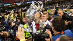 Kroos, jugador del Real Madrid, con la Champions League.