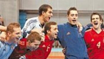 <b>QUE SIGA LA FIESTA. </b>Los jugadores españoles festejan su triunfo ante Brasil. Hoy intentarán repetir ante un durísimo rival para conseguir el segundo título Mundial.