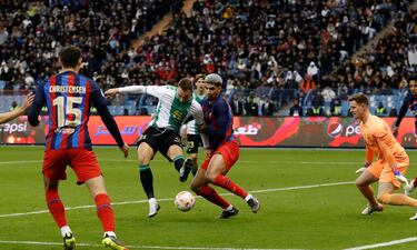 2-2. Loren Morón, tras una asistencia de Luiz Henrique,  marca de tacón el segundo gol bético.