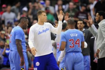 Blake Griffin (32) celebra junto a sus compañeros la victoria.