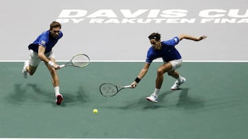 Nicolas Mahut y Pierre-Hugues Herbert, durante un partido de las Davis Cup Madrid Finals de 2019.