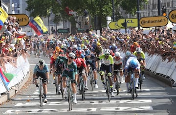 Jasper Philipsen bate a Mark Cavendish y Biniam Girmay en el esprint de Burdeos, meta la séptima etapa del Tour.