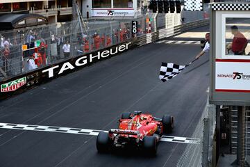Sebastian Vettel cruza la línea de meta en primera posición.