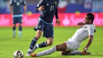 Argentina&#039;s midfielder Javier Pastore (L) and Uruguay&#039;s defender  Alvaro Pereira vie during their 2015 Copa America football championship match, in La Serena, Chile, on June 16, 2015.  AFP PHOTO / MARTIN BERNETTI