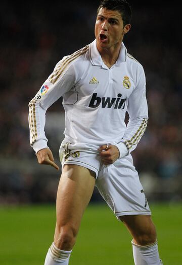 11 de abril de 2012. Partido de LaLiga entre el Atl¨¦tico de Madrid y el Real Madrid en el Vicente Calder¨®n (1-4). Cristiano Ronaldo marc¨® el 0-1 de falta directa.
