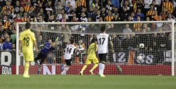 2-1. Giovani marca el primer tanto.