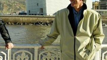 <b>DOS MÍTICOS CENTRALES. </b>Gajate y Gorriz posan en el comienzo del Paseo Nuevo donostiarra, con el Kursaal al fondo.