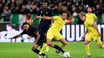 Soccer Football - Serie A - Juventus v Lazio - Allianz Stadium, Turin, Italy - October 19, 2024 Lazio's Matteo Guendouzi in action with Juventus' Douglas Luiz REUTERS/Massimo Pinca