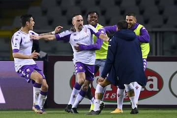 Franck Ribéry celebrando el gol con sus compañeros