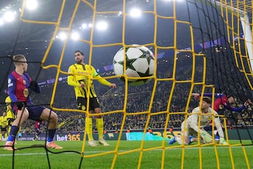 Dortmund goalkeeper Gregor Kobel of Dortmund (2R) concedes the 2-3 goal during the UEFA Champions League match 