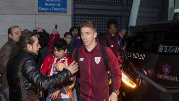 Muniain y Williams, recibidos ayer en el hotel por varios aficionados del Athletic.