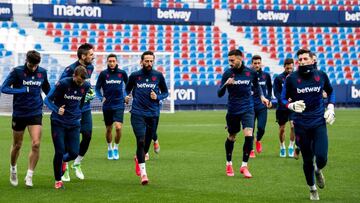 Los jugadores ejercitándose en el Ciutat de València en la previa frente a Osasuna.