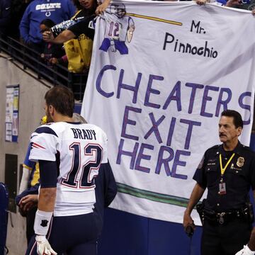 Los New England Patriots de la NFL se han visto envueltos en dos escándalos diferentes: Spygate (2007) y Deflategate (2015). En el más reciente, el equipo había sido acusado de usar balones desinflados en el partido del campeonato de la AFC contra los Indianapolis Colts. El primero fue más por el técnico Bill Belichick, que había grabado las señales defensivas de los entrenadores del New York Jets en un partido el 9 de septiembre de 2007. El entrenador de los Patriots tuvo que pagar 500.000 dólares, el equipo 250.000 y tuvieron que renunciar a la primera ronda de selección en 2008. 