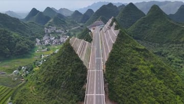 China desafía a la ingeniería ‘cortando’ una montaña por la mitad en una de las regiones menos desarrolladas del país
