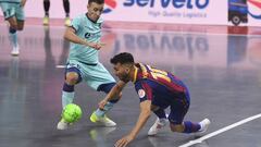 El jugador del Barcelona de f&uacute;tbol sala Esquerdinha pelea un bal&oacute;n ante Maxi Rescia en el partido de playoffs de la Liga de F&uacute;tbol Sala ante el Levante.