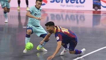 El jugador del Barcelona de f&uacute;tbol sala Esquerdinha pelea un bal&oacute;n ante Maxi Rescia en el partido de playoffs de la Liga de F&uacute;tbol Sala ante el Levante.