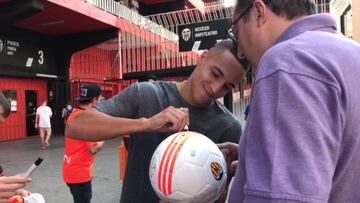 Rodrigo saliendo del entreno tras ser convocado por Lopetegui