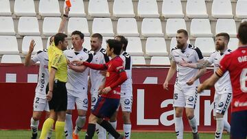 Expulsión de Saveljich, jugador del Albacete, durante un partido frente a Osasuna.