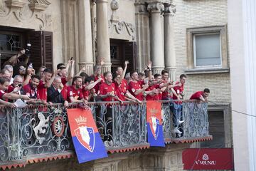 La plantilla de Osasuna en el balcón del Ayuntamiento de Pamplona.