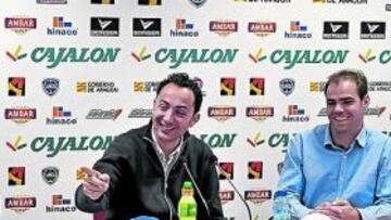 <b>"CAMINO SIN RETORNO". </b>El gerente Raúl Ojeda y y el jefe de prensa Javier Lera, durante la rueda de prensa de ayer de la S.D. Huesca.