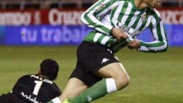 <b>ALEGRÍA. </b>Oliveira celebró con pasión el gol de la sentencia del Betis. El conjunto verdiblanco llevaba doce años buscando este gesto de alegría.