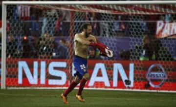 Juanfran celebró el gol de la victoria.
