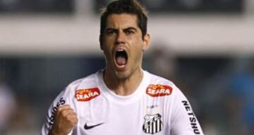 El delantero fichó por Everton el 2008 y se marca un antes y un después en su carrera. Un año después llegó a Colo Colo, donde logró ser campeón y anotar 40 goles. Ha pasado por Gremio, Santos y Atlante, entre otros.