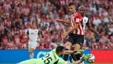 BILBAO, 28/08/2024.- El delantero del Athletic Gorka Guruzeta (d) lucha con Giorgi Mamardashvili, guardameta del Valencia, durante el partido de la tercera jornada de LaLiga entre el Athletic de Bilbao y el Valencia CF, este miércoles en el estadio de San Mamés. EFE/ Luis Tejido