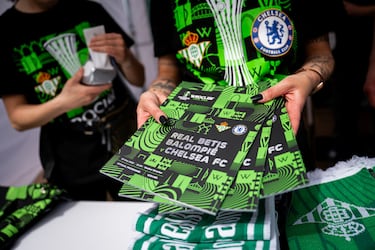 Gran ambiente en la Fan Zone del Real Betis. 