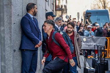El jugador argentino del Benfica Gianluca Prestianni llegando al hotel en Madrid. 