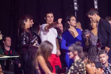 El jugador de la Juventus y su pareja acudieron a los MTV European Music Awards (EMA) en Sevilla, donde disfrutaron de la mejor música actual.