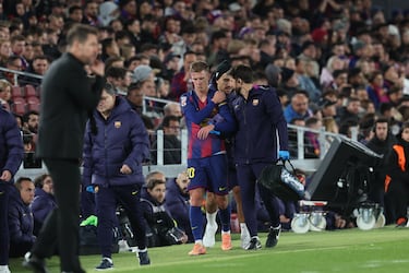 El jugador abandona el campo acompañado por el cuerpo técnico.






