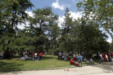 Mucha fiesta y alegría en las instalaciones de la Pradera de San Isidro donde se concentró la afición del Sevilla.