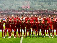 MEX2584. TOLUCA (MÉXICO), 17/05/2025.- Jugadores de Toluca forman este sábado, en un partido de vuelta de la semifinal del Torneo Clausura 2025 de la Liga MX entre Deportivo Toluca y Club Tigres en el estadio Nemesio Díez en Toluca (México). EFE/ Felipe Gutiérrez