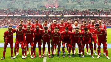 MEX2584. TOLUCA (MÉXICO), 17/05/2025.- Jugadores de Toluca forman este sábado, en un partido de vuelta de la semifinal del Torneo Clausura 2025 de la Liga MX entre Deportivo Toluca y Club Tigres en el estadio Nemesio Díez en Toluca (México). EFE/ Felipe Gutiérrez