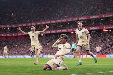 El héroe de la noche libera toda su alegría tras enviar el balón a la escuadra, un tanto que silenció San Mamés y dio oxígeno al líder del campeonato.